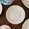 Vajilla de cerámica con relieve de encaje floral vintage estilo francés, que incluye cuencos de cerámica, tazas de café y platillos, platos llanos, platos de postre y platos ovalados