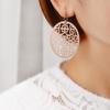 Joyería para Orejas de Metal Europea y Americana para Mujer Placa de Cobre Tallada Hueca Ovalada Distintiva Creativa Estilo Étnico Textura Pendientes Retro