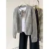 Jaqueta cardigã de tricô estilo Chanel com bolinhas, comprimento nos ombros, para mulheres, novo modelo outono 2026, plus size, alta qualidade, luxo leve