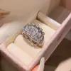 Anillo Abierto de Zirconia Cuadrada Redonda Electrochapado en Oro Real de 14K Anillo de Nicho de Alta Gama Estilo Palacio Joyería de Mano Exquisita