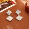 Brincos de Tarraxa S925 Prata Esterlina com Agulha de Concha Natural Trevo de Quatro Folhas Vendendo Muito Frescos Doces Modernos Brinco com Toque de Luxo Gota de Orelha de Princesa