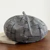 Boina retro a cuadros estilo japonés para mujer, nuevo modelo de primavera y otoño, sombrero de artista versátil y artístico, sombrero de calabaza a rayas que adelgaza el rostro