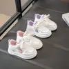 Zapatillas Deportivas para Niñas 2026 Primavera y Otoño Nuevas Zapatillas Infantiles Suela Suave Versátiles Zapatos Casuales para Niños y Niñas Zapatos de Bebé de Moda