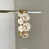 Pulsera Metálica de Estilo Europeo y Americano Vintage con un Toque Exagerado y Lujoso, Presentando un Diseño Abierto Retro