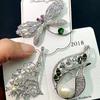 Broche de zircônia microincrustada para trabalho pesado de outono e inverno, lote misto, versão coreana de broche de folha de borboleta banhado a ouro real, fivela de cachecol, corsage