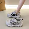 Zapatos de papá casuales, de moda, ligeros, de suela gruesa, nuevos, transpirables para mujer, zapatillas de entrenamiento alemanas, de malla deportiva de verano, versátiles para 2026