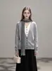 Deslumbrante look de início de outono: um cardigã de tricô minimalista, estilo old-money, com design de peça dupla falsa, perfeito como suéter ou peça de sobreposição