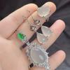 Conjunto de tres piezas de pendientes y anillo con colgante de jade para mujer, con incrustaciones de hojas de calcedonia verde plateadas y ágata blanca hielo.