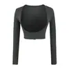 Un conjunto de tres piezas elegante y con estilo para mujer, perfecto para otoño, que incluye una camisola acolchada, un cárdigan y una falda.