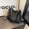 Bolso de mano grande retro europeo y americano para el día a día 2024 nuevo bolso de mano con textura correa de hombro ancha bandolera bolso de hombro