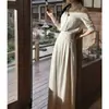 Conjunto de Camisa Blanca de Manga Corta con Cuello en V y Pantalones de Pierna Ancha para Mujer Estilo Old Money, Nuevo Conjunto Minimalista de Dos Piezas para Verano con un Toque Relajado