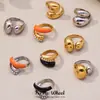 Anillo Abierto de Acero Inoxidable Chapado en Oro de 18K con Rueda de la Fortuna Gruesa de Dos Tonos e Índice de Circonita con Goteo de Aceite