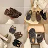 Zapatos Casuales Nuevos de Lana Cálida Otoño Invierno Aumento de Altura Interior Hebilla de Puntos Cómodos 2026 Corte Bajo Zapatos Individuales Zapatos Peludos para Mujer