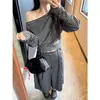 Camiseta negra de manga larga con rayas estilo coreano, hombros descubiertos, para mujer, perfecta para principios de otoño, chic y elegante, una preciosa blusa holgada