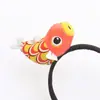 Linda Creativa Muñeca Cabeza de Carpa Roja Diadema Diadema Dibujo Animado Adulto Niños Espectáculo Foto en Vivo Tarjeta para el Cabello Tocado