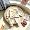Conjunto de moletom com estampa de estrelas e urso de desenho animado para crianças e bebês, forrado com fleece e quentinho, com calça jogger, adequado para meninos e meninas, roupas de outono e inverno para crianças