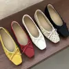 Primeiro Encontro com os Sapatos Franceses Retro com Laço e Salto Escondido para Mulheres, Novidade Versátil Primavera/Verão 2026, Sapatos de Bico Quadrado com Pregas e Boca Rasa