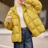 Nova jaqueta curta de algodão leve com capuz estilo coreano de inverno para mulheres, casaco de algodão moderno e quente estilo puffer