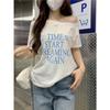Playera Coreana con Estampado de Letras, Cuello Inclinado, Hombro Descubierto, Manga Corta, Verano 2025 Nuevo, Diseño Holgado, Top para Mujer Chic