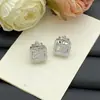 Pendientes de Botón con Letras de Diseñador de Alta Gama Réplica Europeos y Americanos Transfronterizos 2025 para Mujer, Pendientes de Trébol de Cuatro Hojas en Forma de Diamante al por Mayor