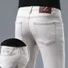 Marca europea de alta gama de moda, nuevos jeans ajustados skinny elásticos para hombre de otoño e invierno con forro polar y diseño engrosado