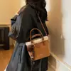Bolso Vintage Esmerilado de Nicho para Mujer 2025 Nuevo Versátil para el Trabajo al Hombro Debajo del Brazo Bolso Cubo de Mano Versátil