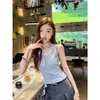 Camiseta sin mangas de encaje amarillo [Rayon] con borde de encaje, estilo de dos piezas falsas para mujer, estilo corto de chica caliente para el verano, adelgazante