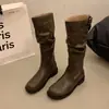 Botas empilhadas estilo coreano com design estiloso, salto grosso, botas de cano alto femininas, novas botas de camurça slim-fit para o início do outono de 2026, botas de montaria versáteis