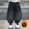 Calça Infantil com Lã 2025 Novo Estilo Roupas de Inverno para Meninos Espessada Macacão Jeans com Lã Estilo de Rua para Bebê Calça de Perna Curva Tendência