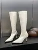 Primeiro Encontro Botas de Cavaleiro de Couro Patente Ji Ou Mei Bico Fino Salto Agulha Botas Altas Estilo Outono/Inverno Feminino Zíper nas Costas Emagrecedor Botas Plissadas