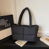 Bolsa tote acolchoada de design exclusivo, bolsa de ombro de grande capacidade para o dia a dia, bolsa feminina da moda de alta qualidade, nova coleção primavera-verão 2026