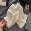 Bufanda Elegante de Punto Cruz Bordada con Flores Cálidas y Blancas para Mujer en Otoño e Invierno, de Gama Alta, Cálida y Versátil
