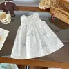 [En Stock] Xq267003 Vestido Infantil Kidsren 2026 Nuevo Producto de Verano Fondo Blanco Lunares Azules Vestido sin Mangas con Lazo