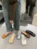 Zapatos de pezuña de cerdo con punta dividida 2023 verano nuevo boca poco profunda punta plana zapatillas de media cubierta suela blanda slip-on zapatos mueller