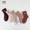 Meias Infantis Yishuangshuang Inverno Novo Estilo Coreano Tendência Meia de Cano Médio Algodão Penteado Cor Café Letra Crianças Grandes Meias Sem Costura