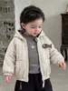 Conjunto de roupas de algodão acolchoado de inverno para crianças, estiloso e quente, incluindo calças casuais com forro de fleece, um conjunto de três peças para meninos e roupas de inverno para bebês meninos