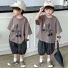 Conjunto de Manga Curta para Meninos 2026 Nova Moda de Verão Estiloso Calções Listrados para Menino Roupas Infantis Casuais Descoladas Tendência