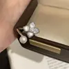 Anel Shell de Coração e Trevo de Quatro Folhas Simples e Estiloso Nicho Versátil Moda Zircônia Incrustada Anel Aberto Rotativo para Mulheres