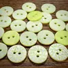 Concha de Río Natural Pura Verde Limón Patrón de Hoja en Relieve Botón de Concha Material para Manualidades Hecho a Mano Botón de Ropa de Alta Gama