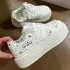 Zapatos Blancos de Suela Gruesa con Estampado de Dibujos Animados para Mujer 2026 Primavera/Otoño Nuevos Zapatos Casuales Versátiles para Estudiantes que Aumentan la Altura y Visualmente Adelgazan Estilo Campus
