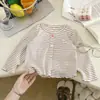 Nova camisa de manga comprida listrada com gola redonda para crianças, estilo primavera e outono, camiseta fofa de manga comprida com ursinho para bebês