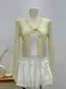 Tejido de punto con inserciones de encaje francés y cuello en V para mujer a principios de primavera, nuevo, elegante, ajustado y versátil, top chic con cordones