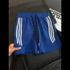 Pantalones versátiles de verano transpirables con estampado de escamas de dragón transfronterizo, secado rápido, tres rayas, estilo casual americano, shorts azul Klein para hombre