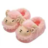 Pantuflas de algodón de invierno para niños y niñas, cálidas y afelpadas, diseño lindo de ovejita, adecuadas para uso en casa, a juego padre-hijo, zapatos de algodón para bebé con talón cerrado