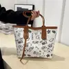 Bolso Tote de Alta Gama Nuevo 2025 Europeo y Americano para Mujer, Bolso de Hombro con Graffiti de Gran Capacidad, Bolso de Mano Versátil para el Viaje Diario