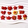 Día Nacional Bandera Roja de Cinco Estrellas Decoración de Resina en Forma de Corazón Accesorios Decoración para Funda de Teléfono DIY Pasador Adorno para el Cabello Venta al por Mayor
