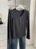 Camiseta elástica versátil de manga larga con botones y cuello en V adelgazante para mujer, otoño e invierno 2026, suave y amigable con la piel, de terciopelo mousse, color liso, camiseta básica