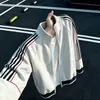 Moletom cardigã esportivo listrado estilo americano para homens, coleção de outono, design desconstruído de peso pesado, corte de ombro regular, jaqueta baseball de três listras