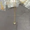Collar de Joyería de Trébol de Cuatro Hojas de Ágata Roja Versión de Alta Gama V-Gold Chapado en Oro de 18K Cadena Exquisita para Clavícula para Mujeres, Estilo de Nicho de Lujo Ligero