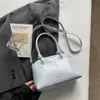 2026 Nova Bolsa Quadrada Pequena Estilo Coreano com Laço e Pingente de Pérola para Mulheres, Bolsa Transversal Fashion Versátil, Nicho de Luxo